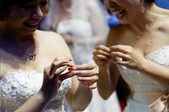 same-sex-marriage-taiwan-reuters-lesbicka-svatba-taiwanske-tradice-REUTERS-Tyrone Siu